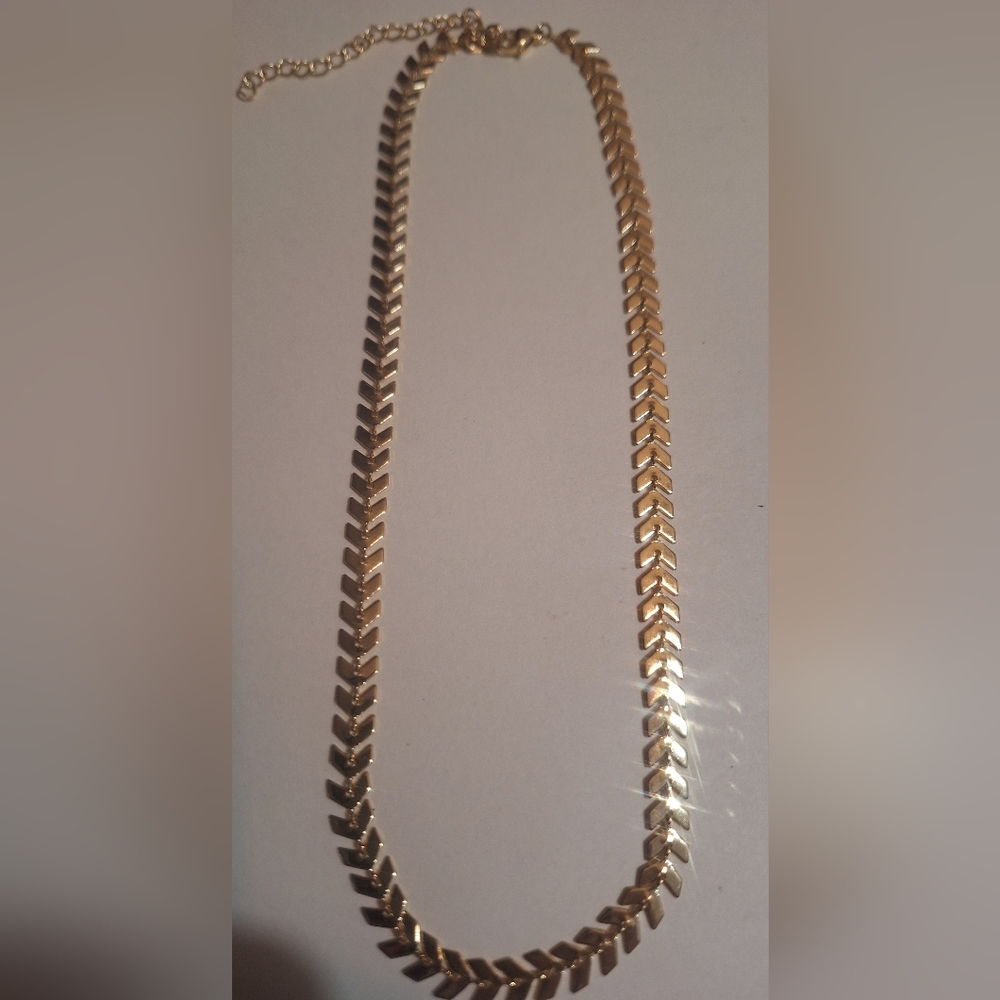 Oak & Ivy Boutique Gold Tone Arrow Necklace NWOT 16-18.5"